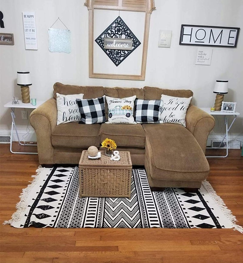 USTIDE سجادة يدوية النسج USTIDE 3'x5'، سجادة تزيينية لغرفة النوم، سجادة منطقة كبيرة بتفاصيل قطنية، سجادة حافة لغرفة المعيشة والمطبخ وغرفة الغسيل والحمام والمدخل، باللونين الأسود والكريم - Image 1